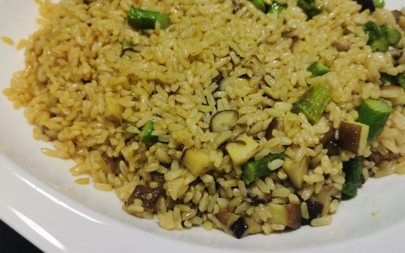 Receta de arroz integral, con setas shiitake, trigueros y curry